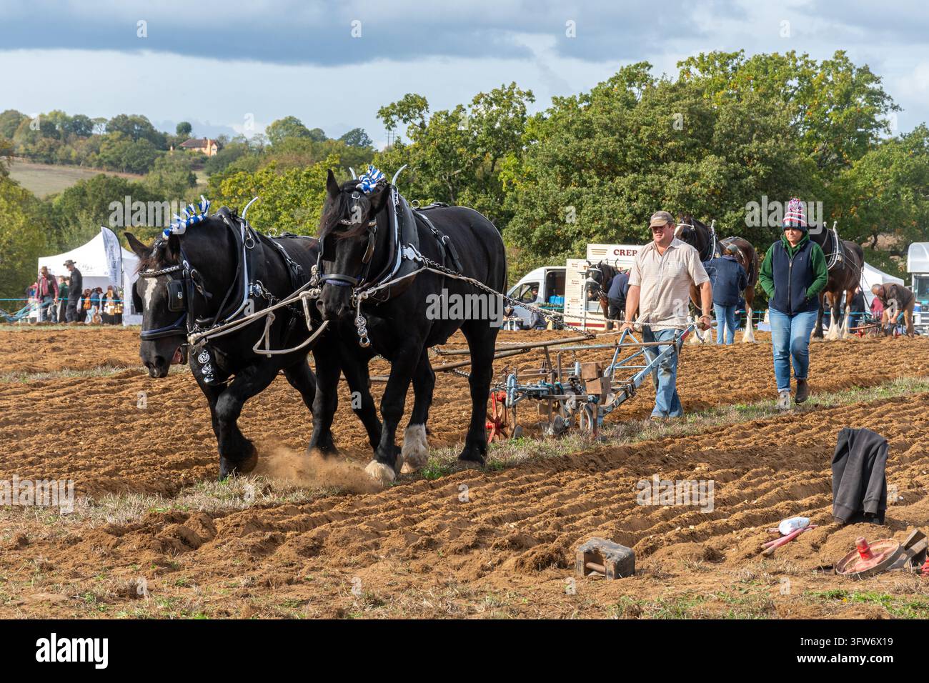 L'incontro annuale di aratura e la fiera di campagna della Southern Counties Heavy Horse Association a Puttenham, Surrey, Inghilterra, Regno Unito, il 18 ottobre 2026 Foto Stock