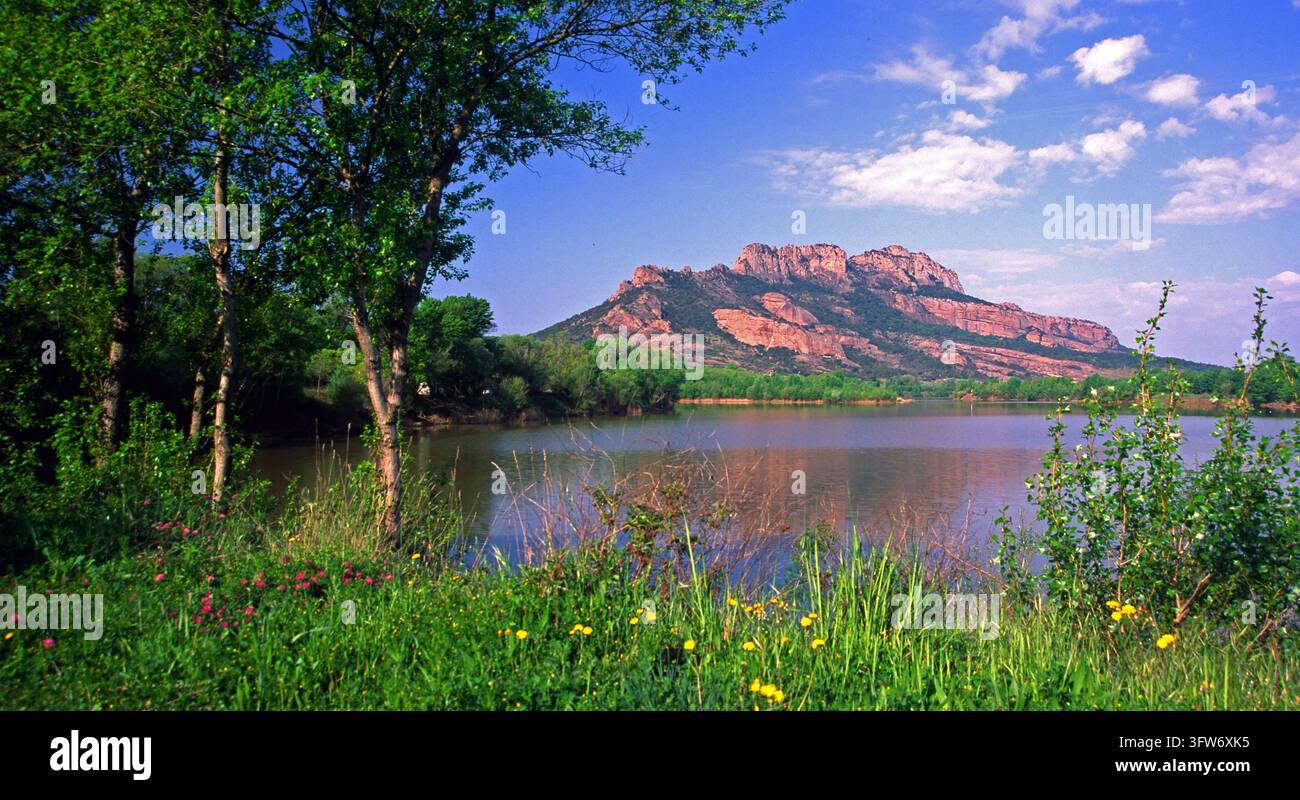 Il lago di Roquebrune-sur-Argens nel Var in primavera. Foto Stock