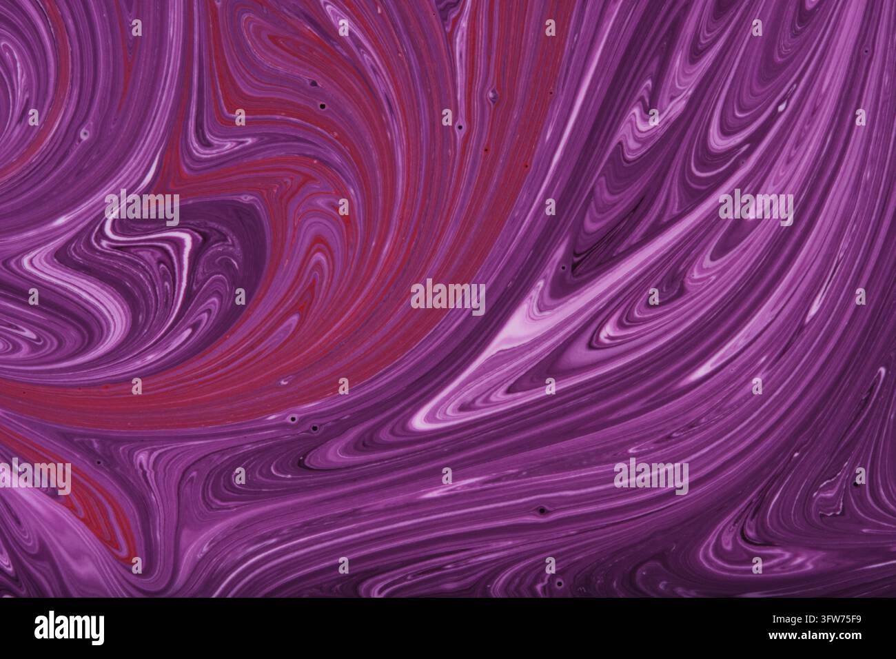 Sfondo artistico fluido astratto con linee vorticose in vernice viola, magenta e viola scuro Foto Stock