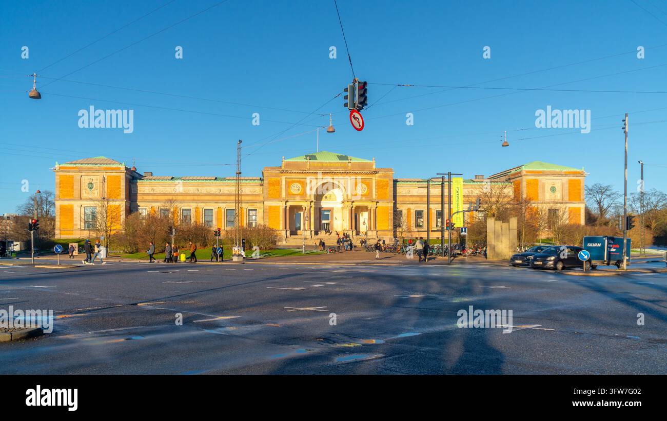 Copenaghena, Danimarca - 02 gennaio 2025: Una veduta ampia dell’esterno dell’edificio dello Statens Museum for Kunst che mostra la sua architettura classica e l’ambiente circostante Foto Stock