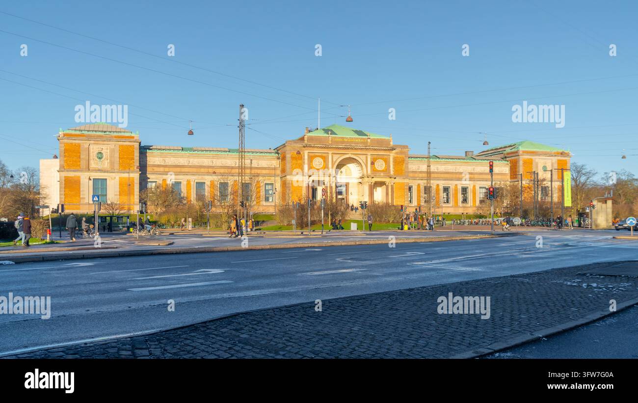 Copenaghena, Danimarca - 02 gennaio 2025: Una veduta ampia dell’esterno dell’edificio dello Statens Museum for Kunst che mostra la sua architettura classica e l’ambiente circostante Foto Stock