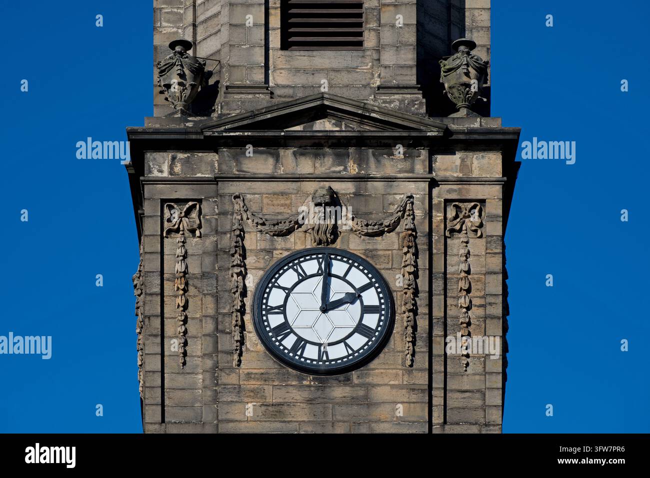 L'orologio sul campanile della New Town Church of Scotland (ex St Andrew's & St George's West) in George Street, Edimburgo. Foto Stock