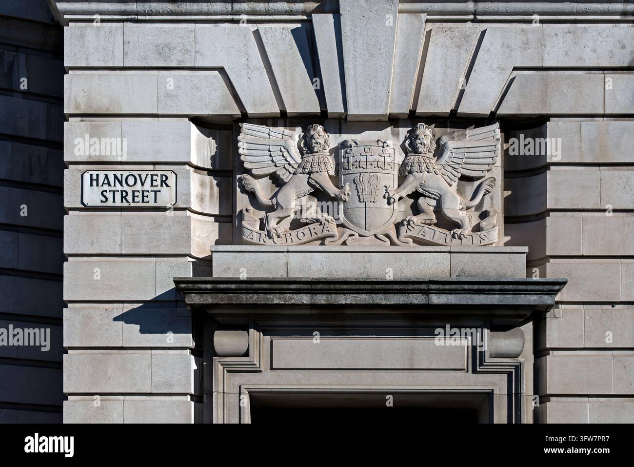 Emblema in pietra scolpita e cartello stradale sulla facciata dell'ex edificio della Edinburgh Life Assurance Company in Hanover Street a Edimburgo. Foto Stock