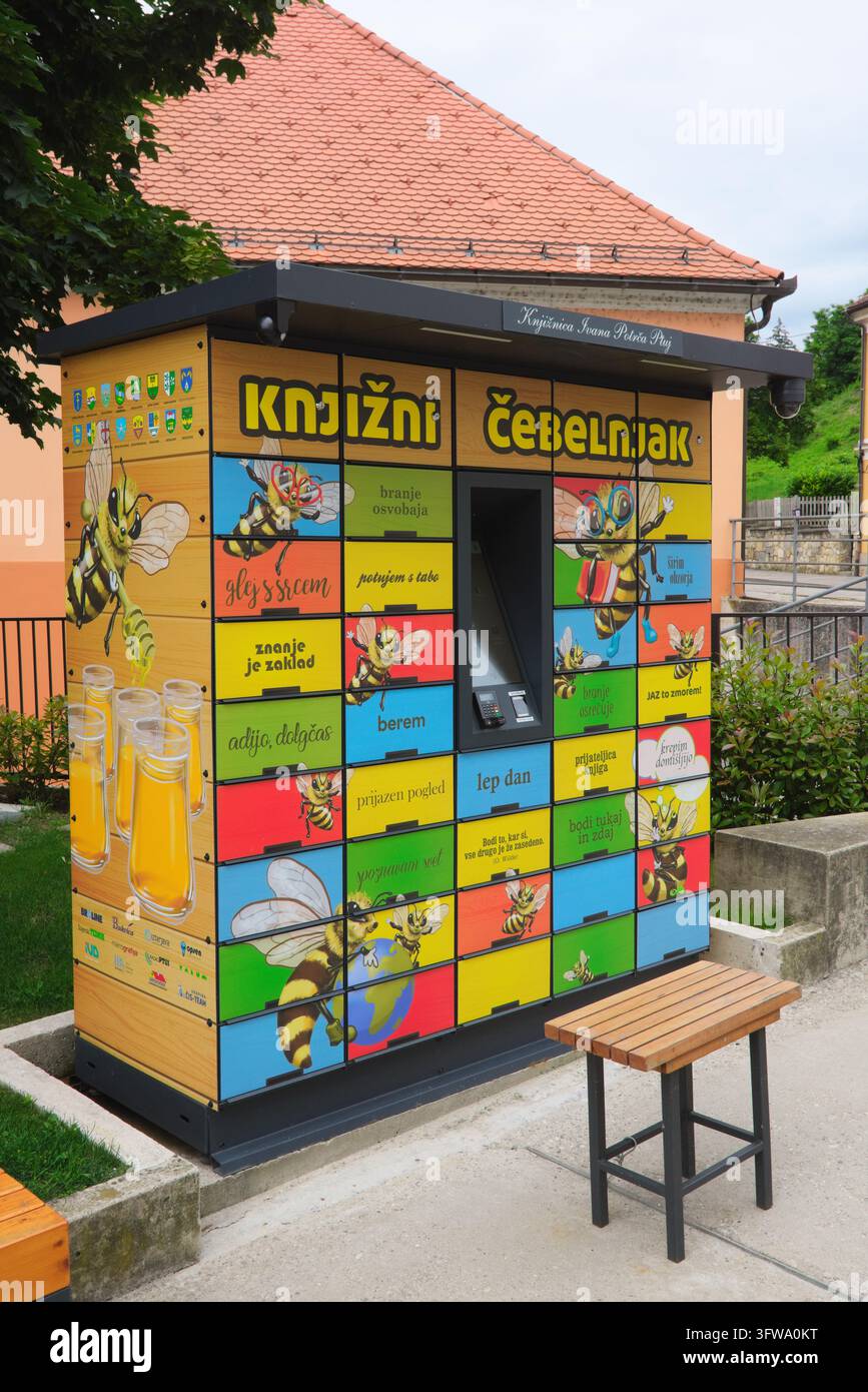 Biblioteca automatizzata colorata decorata con grafiche di api nella città storica di Ptuj, in Slovenia. Foto Stock