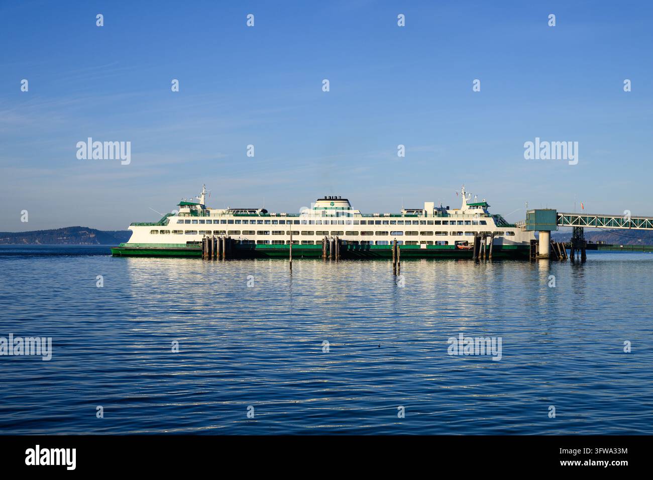 Edmonds, WA, USA - 15 ottobre 2026; Ferry per auto dello Stato di Washington MV Spokane in una tranquilla serata autunnale al molo di Edmonds Foto Stock