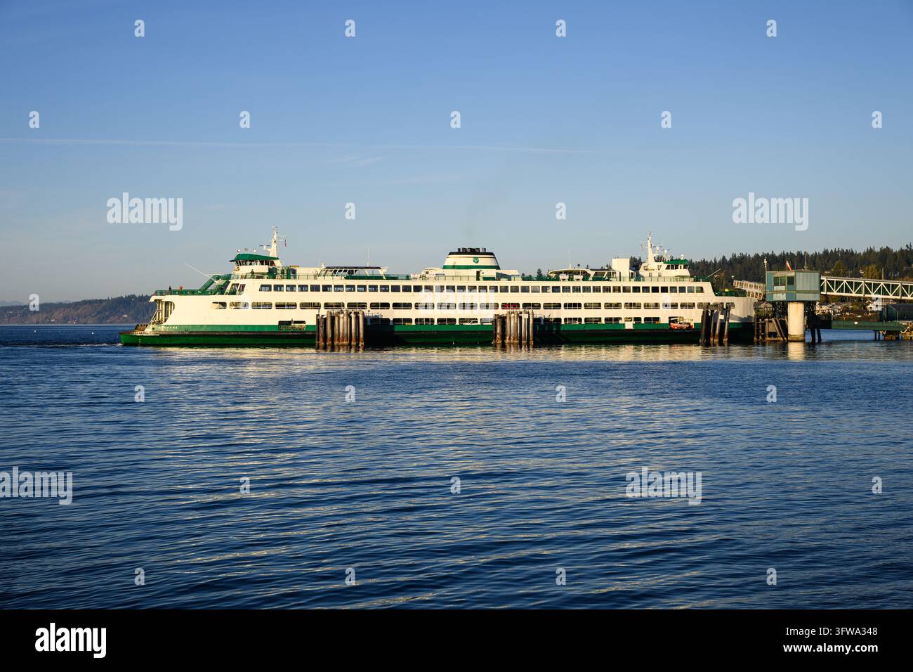Edmonds, WA, USA - 15 ottobre 2026; Ferry per auto dello Stato di Washington MV Spokane al molo di Edmonds nella calma luce del sole serale Foto Stock