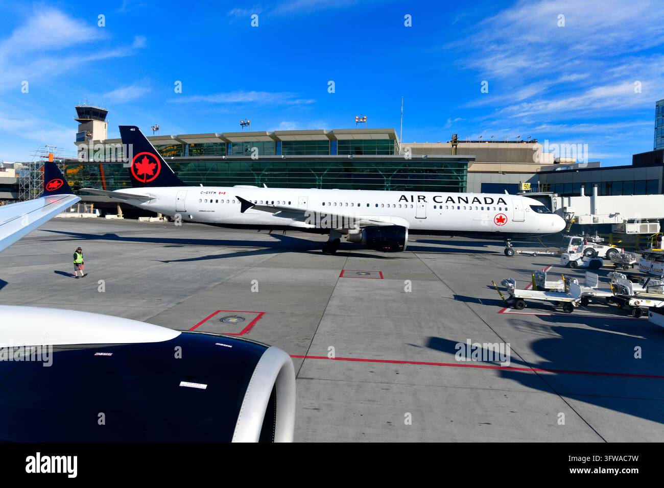 CALGARY, CANADA - 28 SET 2026: Un aereo passeggeri di Air Canada parcheggiato al gate con ponte di imbarco del terminal dell'aeroporto internazionale di Calgary Foto Stock