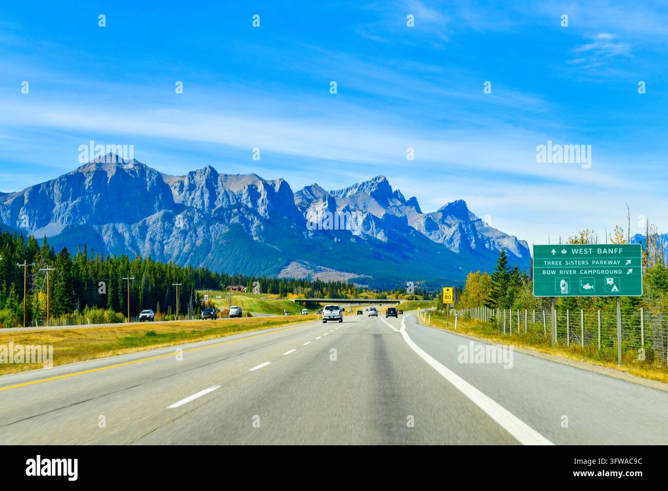 CANMORE, CANADA - 28 SET. 2026: Vista panoramica di auto che percorrono l'autostrada Trans-Canada verso West Banff in Alberta, Canada. Foto Stock
