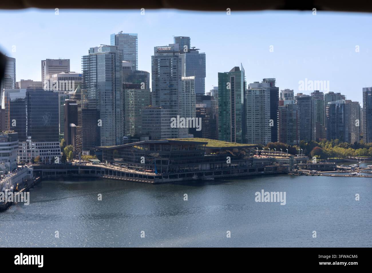 Vancouver, Canada – 8 settembre 2026: Prospettiva aerea orizzontale elevata che mostra il tetto verde inclinato della struttura per convegni e gla Foto Stock