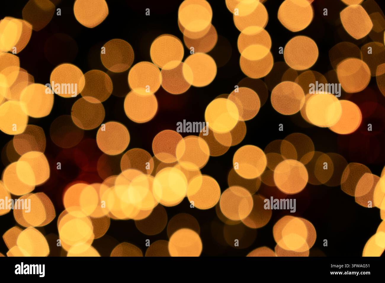 Luci dorate natalizie creano uno sfondo bokeh caldo Foto Stock