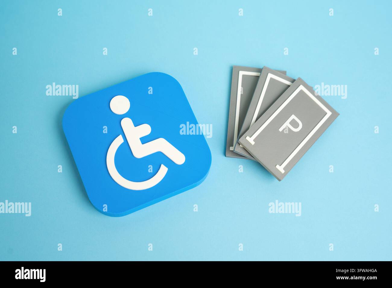 Un simbolo di disabilità e parcheggi. Regole per l'assegnazione dei parcheggi. Concetto di accessibilità e uguaglianza dei diritti. Simbolo di infrastruttura urbana inclusiva e regolamenti equi. - Fotomontaggio Foto Stock