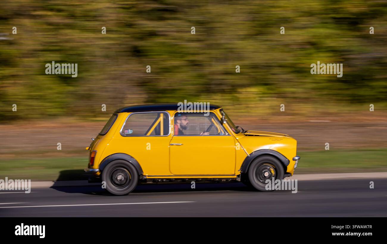 Milton Keynes; Regno Unito - 18 ott. 2026:  1972 auto classica Morris Mini Clubman gialla in strada britannica Foto Stock