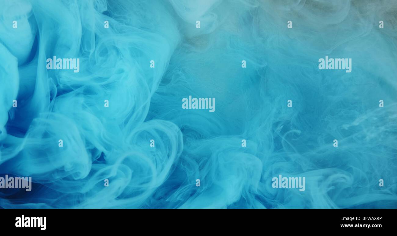 Flusso di foschia. Vortice di nebbia. Pittura a colori che si mescola in una texture d'acqua. Pigmento blu che si riversa in onde, sfondo astratto sfocato del cielo. Foto Stock