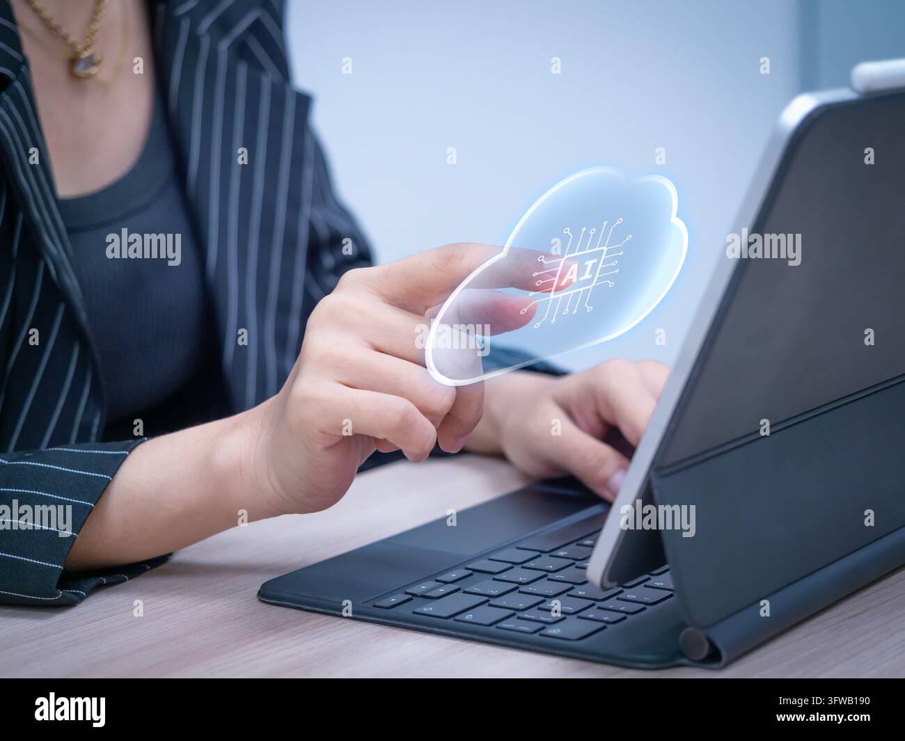 Professionista aziendale interagisce con un'interfaccia IA basata sul cloud su un dispositivo digitale. Intelligenza aziendale, analisi dei dati, cloud computing, automazione Foto Stock