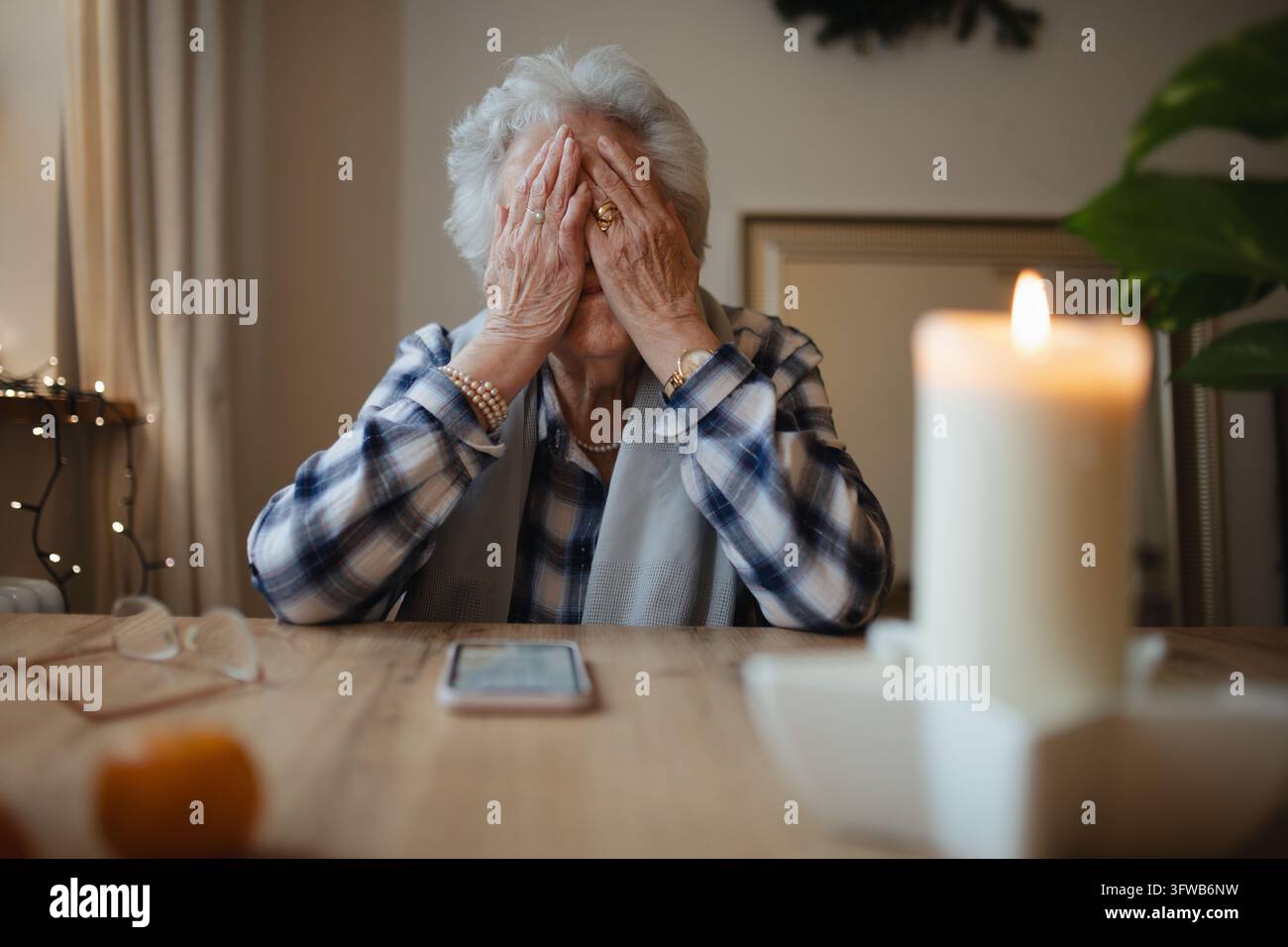 Donna anziana che vive da sola e si sente sola. Foto Stock
