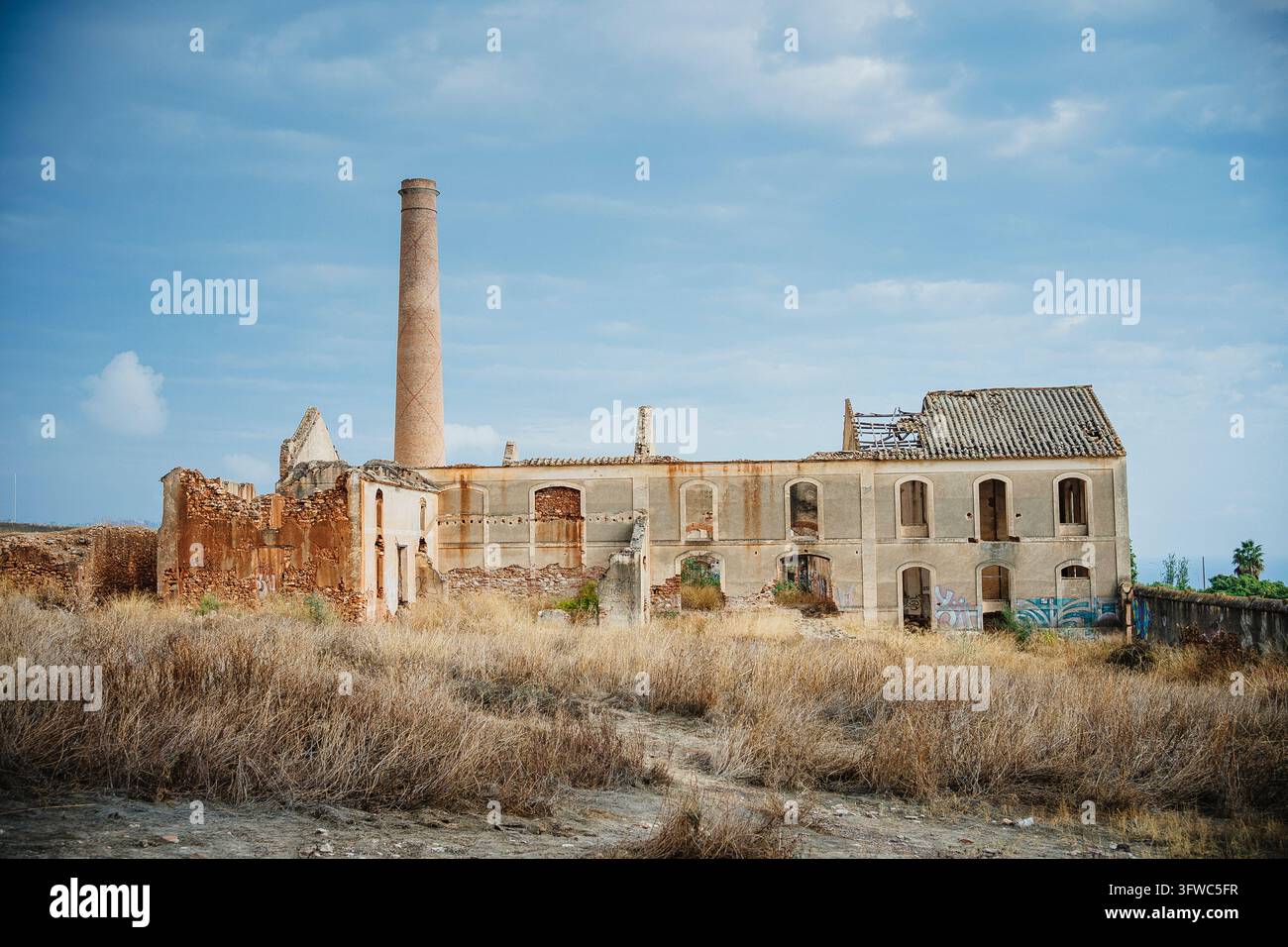Maro, Spagna, 4 ottobre 2026: Vista sulla Fabrica de Maro vicino a Nerja, ex stabilimento di lavorazione dello zucchero, ora abbandonato e in rovina Foto Stock