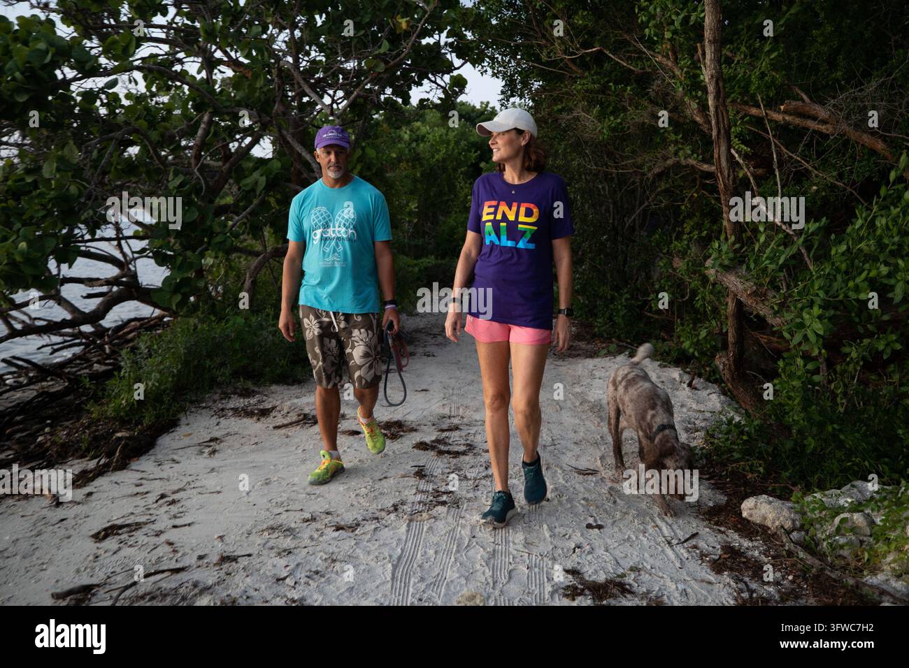 Michele Hall, 55 anni, di Bradenton, cammina con suo marito Doug lungo un sentiero sabbioso al De Soto National Memorial a Bradenton, Florida, il 25 settembre 2022. Michele, che indossa una maglietta viola "End ALZ" a sostegno dell'Alzheimer Association, è stata diagnosticata con la malattia di Alzheimer all'età di 53 anni. (Foto di Angelica Edwards/Tampa Bay Times/TNS/Sipa USA) Foto Stock
