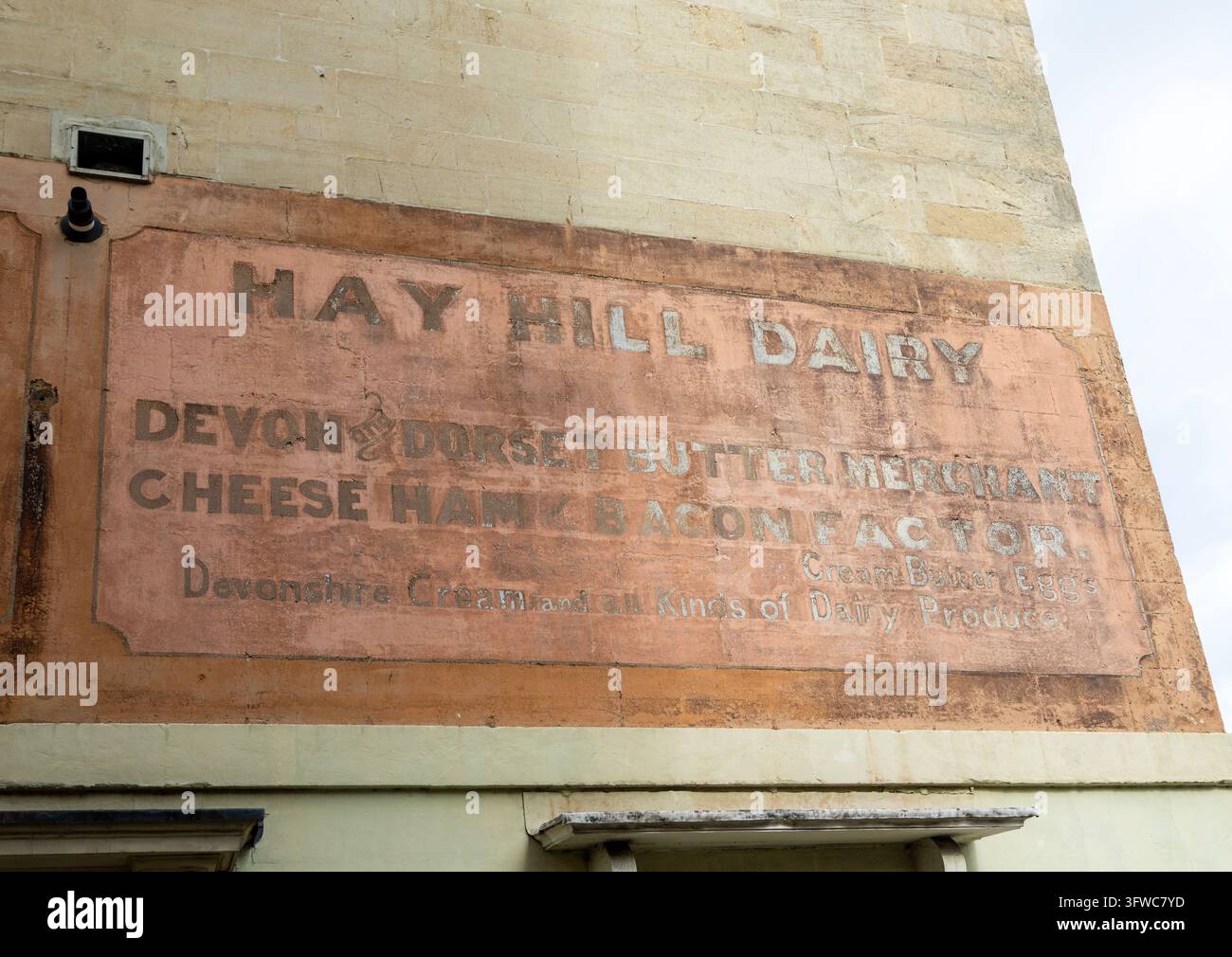 Insegna fantasma vintage che pubblicizza il negozio Hay Hill Dairy, Hay Hill, città di Bath, Inghilterra, Regno Unito Foto Stock