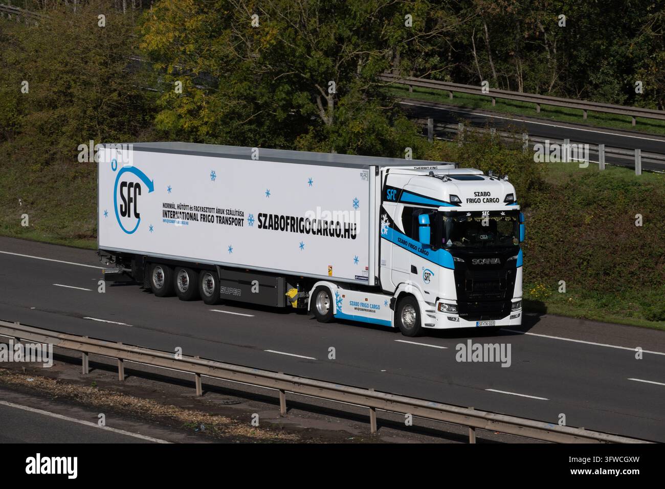 Camion Szabo Frigo sull'autostrada M40, Warwickshire, Regno Unito Foto Stock