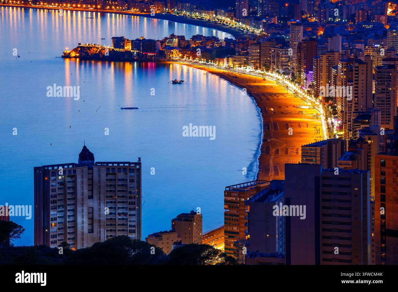 Vista panoramica notturna della costa della spiaggia di Levante a Benidorm Foto Stock