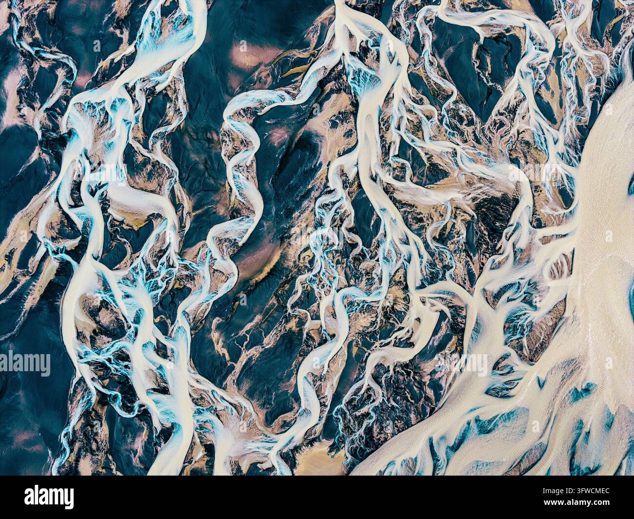 Modelli intrecciati intricati in un fiume glaciale islandese Foto Stock