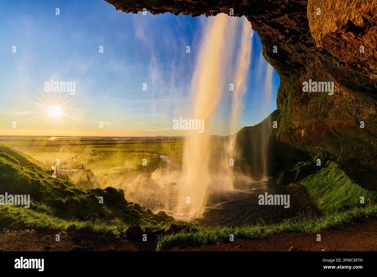 Cascata di Seljalandsfoss all'ora dorata Foto Stock
