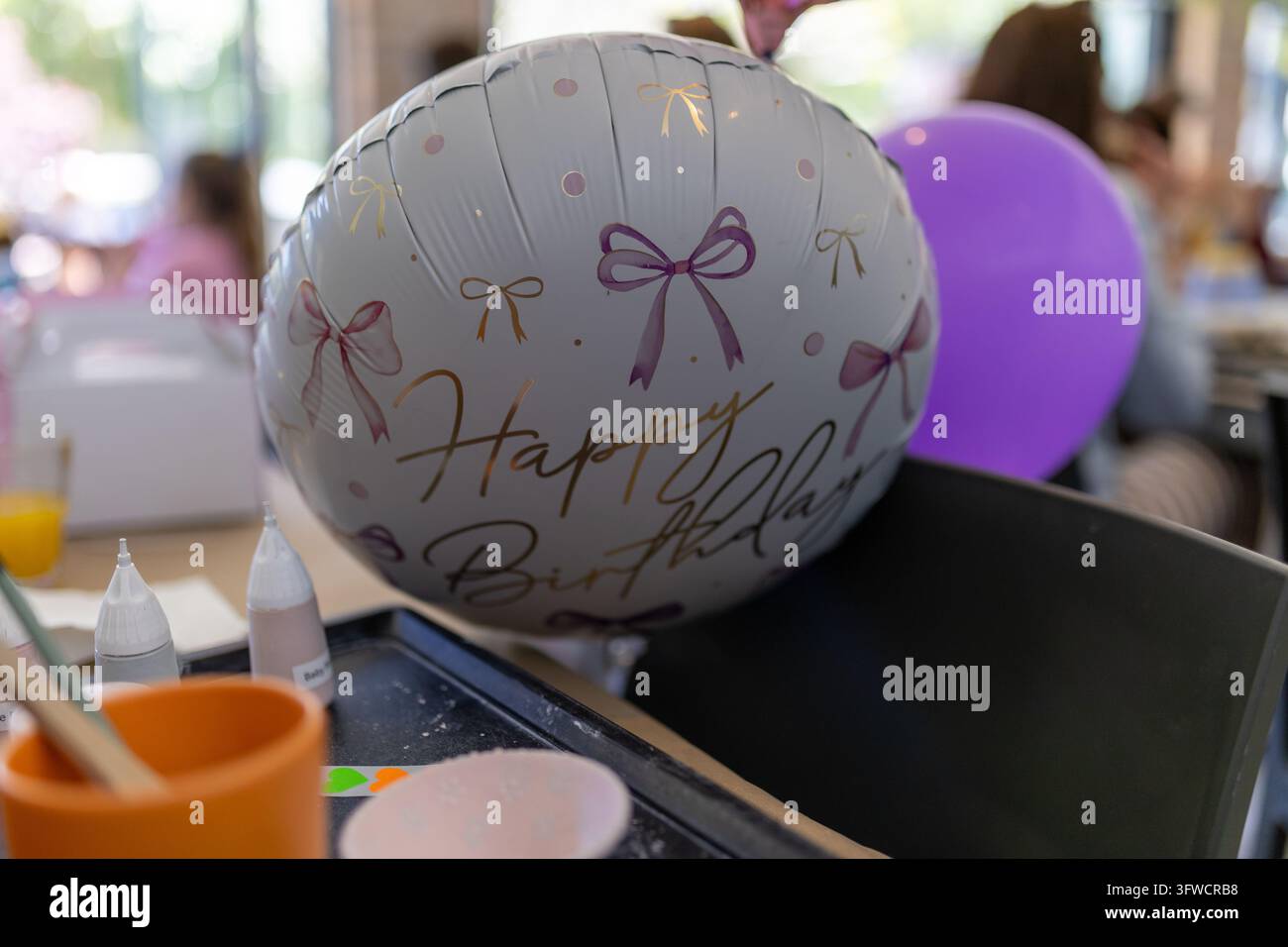 Decorazione con palloncini per buon compleanno a una festa Foto Stock
