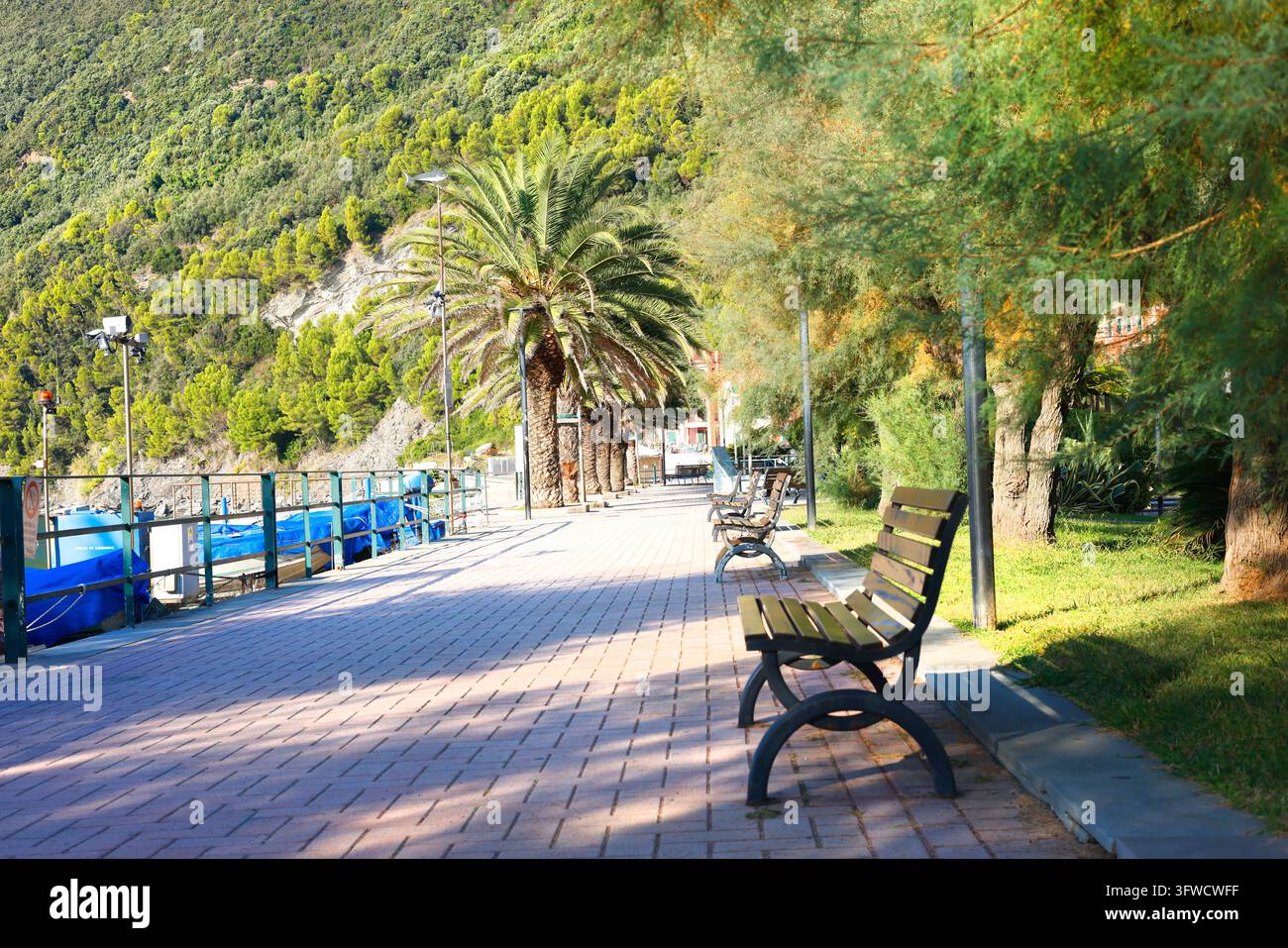 Passeggiata su panchina di legno Riva Trigoso Italia. Rilassamento autunnale calma benessere stile di vita atmosfera. Destinazione turistica mediterranea guida per passeggiate nel parco. Foto Stock