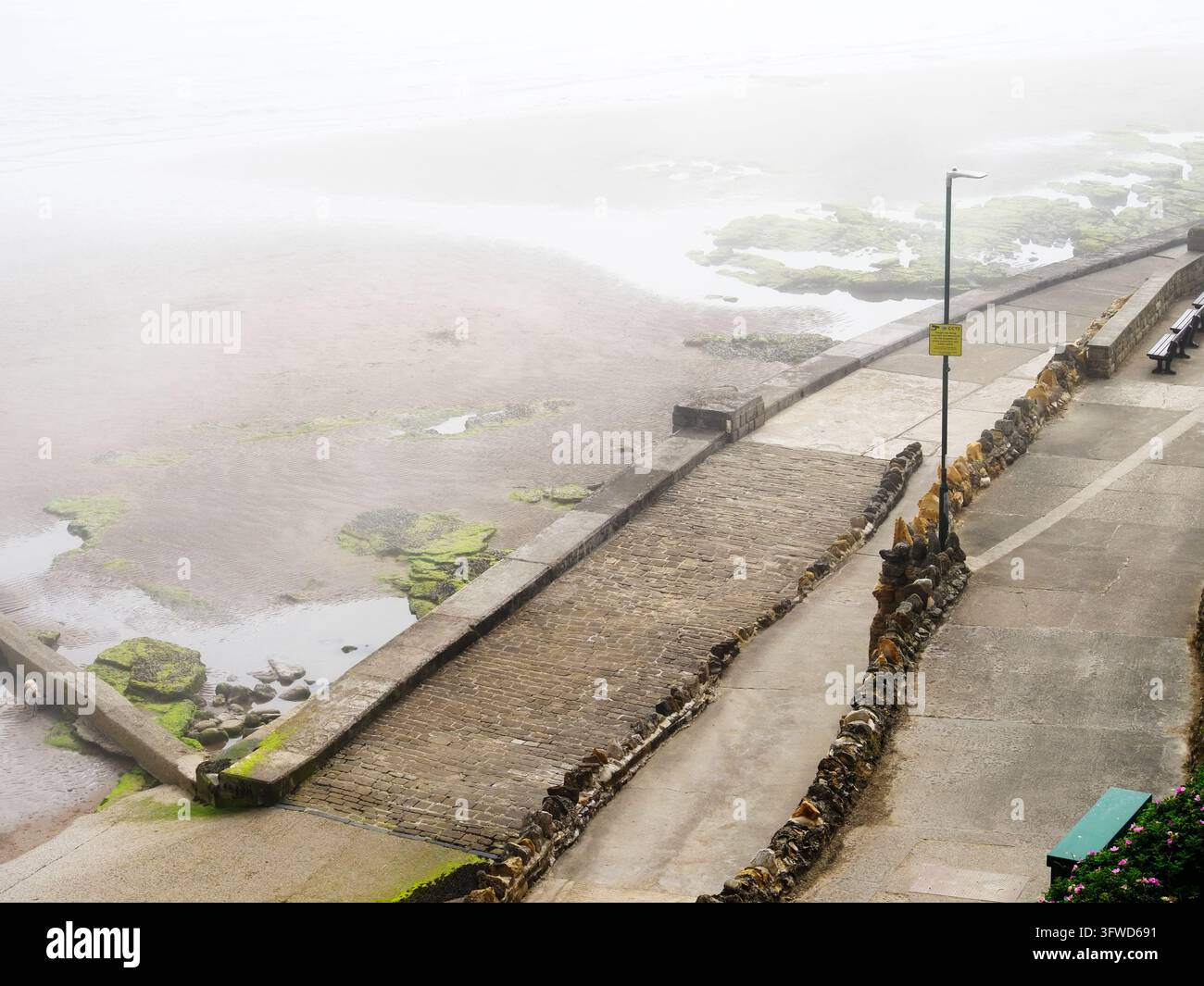 Nebbia marina sulla spiaggia di South Cliff Scarborough North Yorkshire Inghilterra Foto Stock