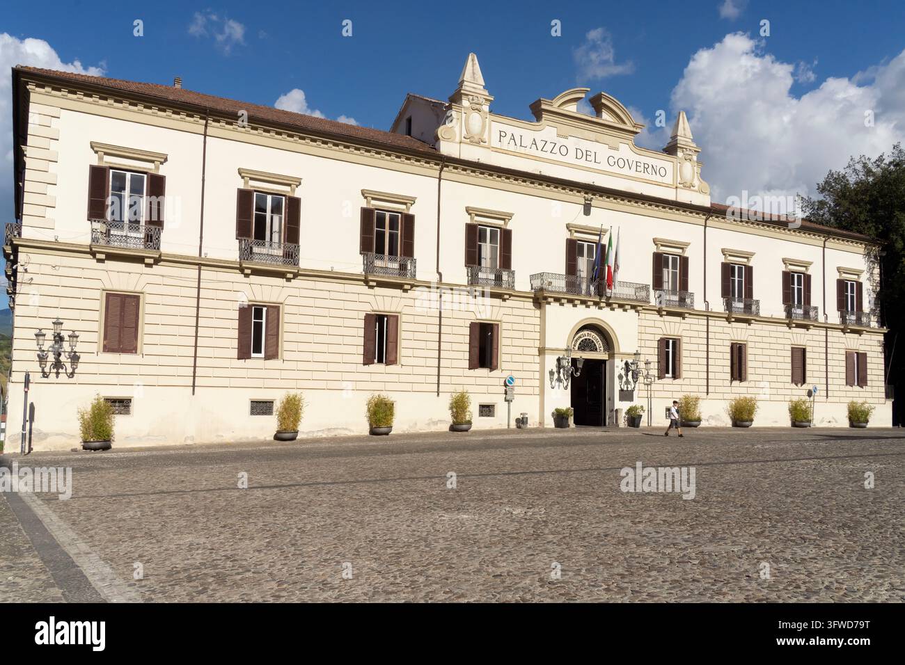 Il Palazzo di Governo in Piazza XV Marzo è un palazzo classico degli anni 1840 nel centro storico di Cosenza nella regione della Calabria. Italia. Foto Stock