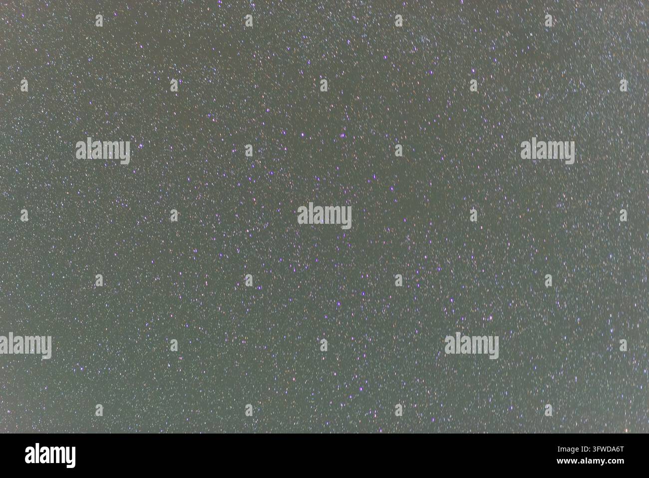 Campo di stelle dense nel cielo notturno con stelle colorate come sfondo astronomico Foto Stock