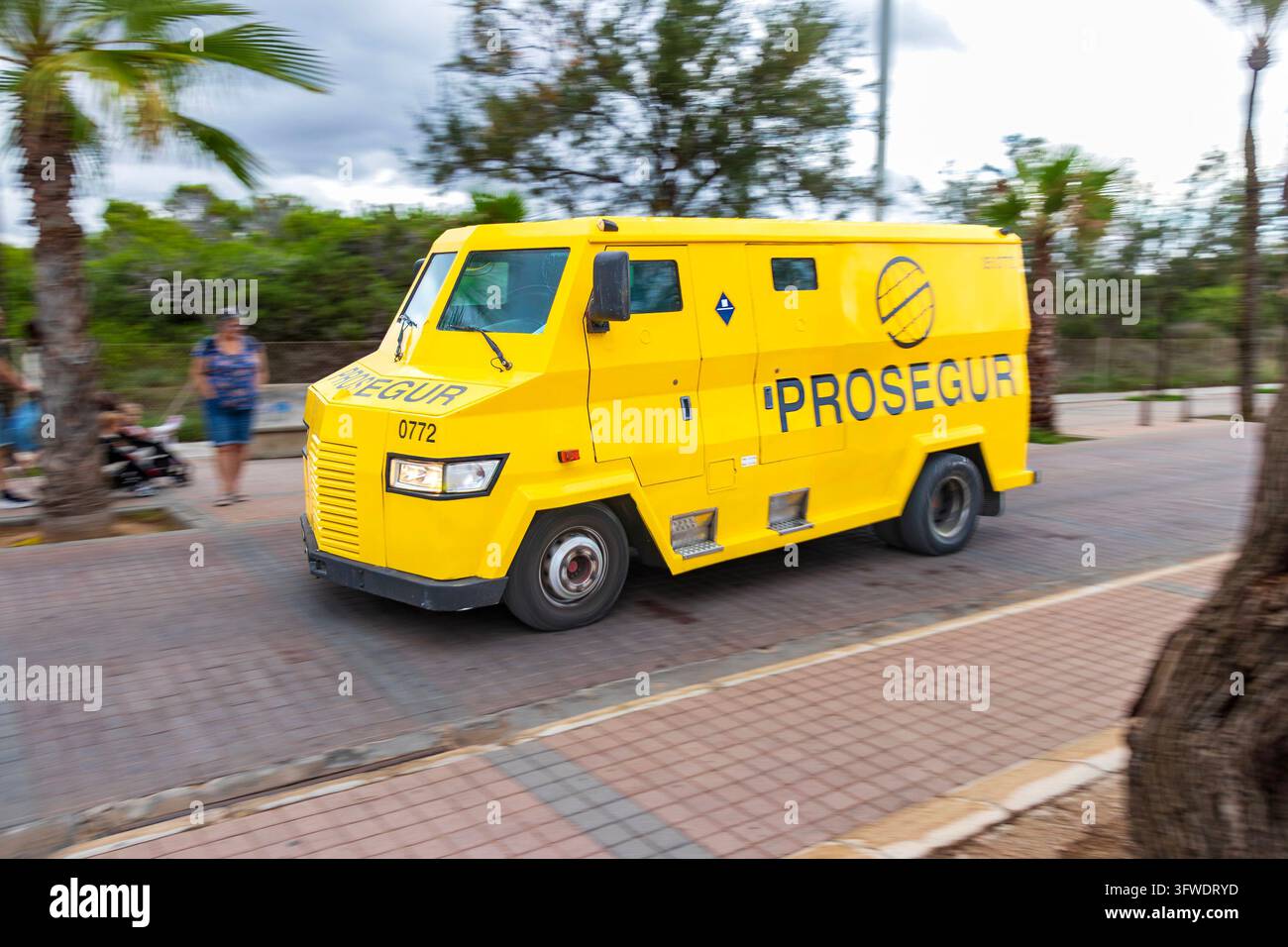 Furgone di sicurezza Prosegur giallo che percorre la passeggiata a C'an Pastilla Palma Mallorca Spagna Foto Stock