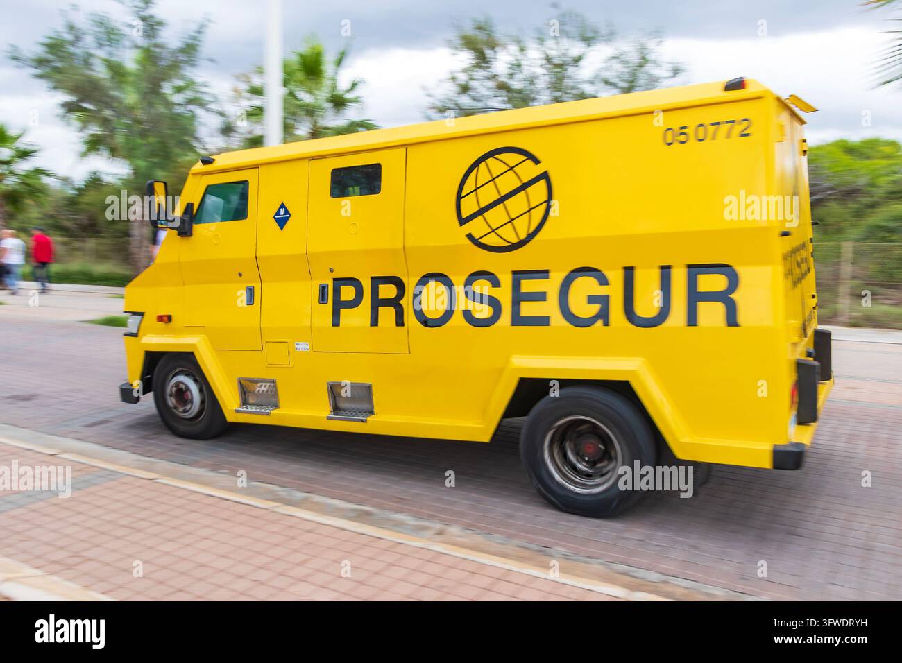 Furgone di sicurezza Prosegur giallo che percorre la passeggiata a C'an Pastilla Palma Mallorca Spagna Foto Stock