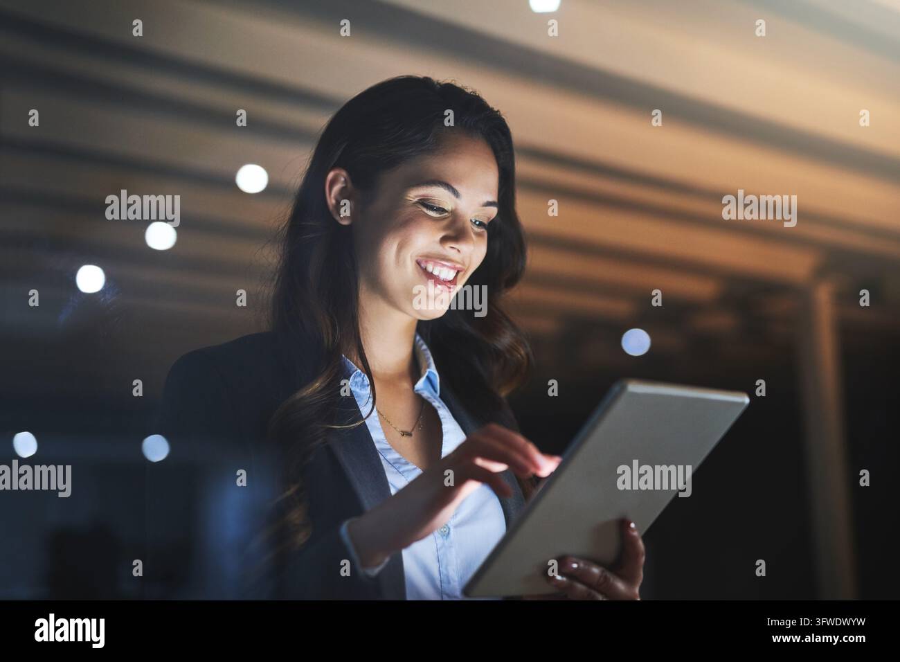 Tablet, lettura e notte con donna d'affari per broker assicurativo, reclami dei clienti o pianificazione. Straordinari, portafoglio di responsabilità e conformità delle polizze Foto Stock