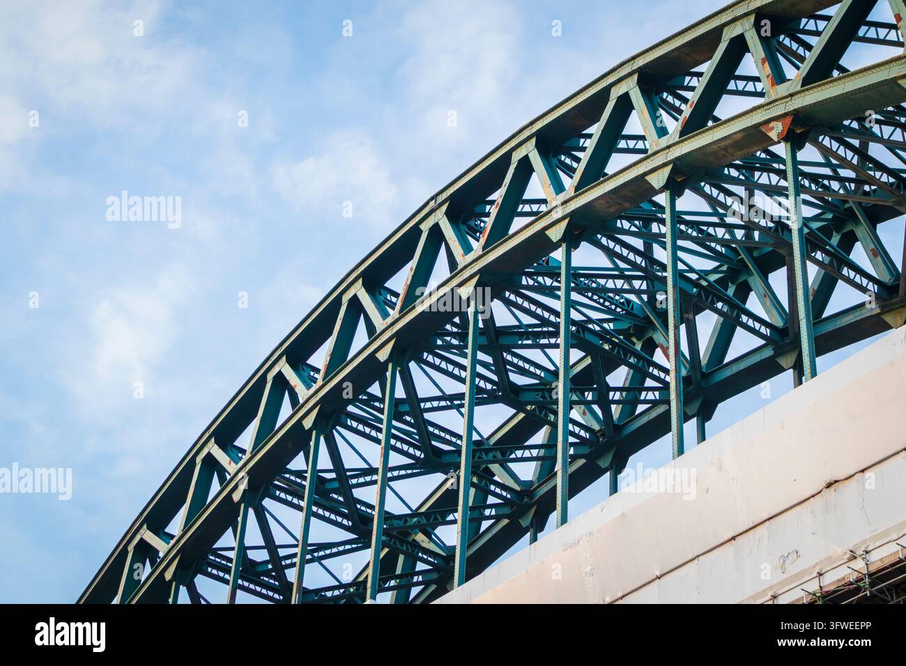 Tyne Bridge durante i lavori di ristrutturazione del ponte in una luminosa mattina d'autunno Foto Stock