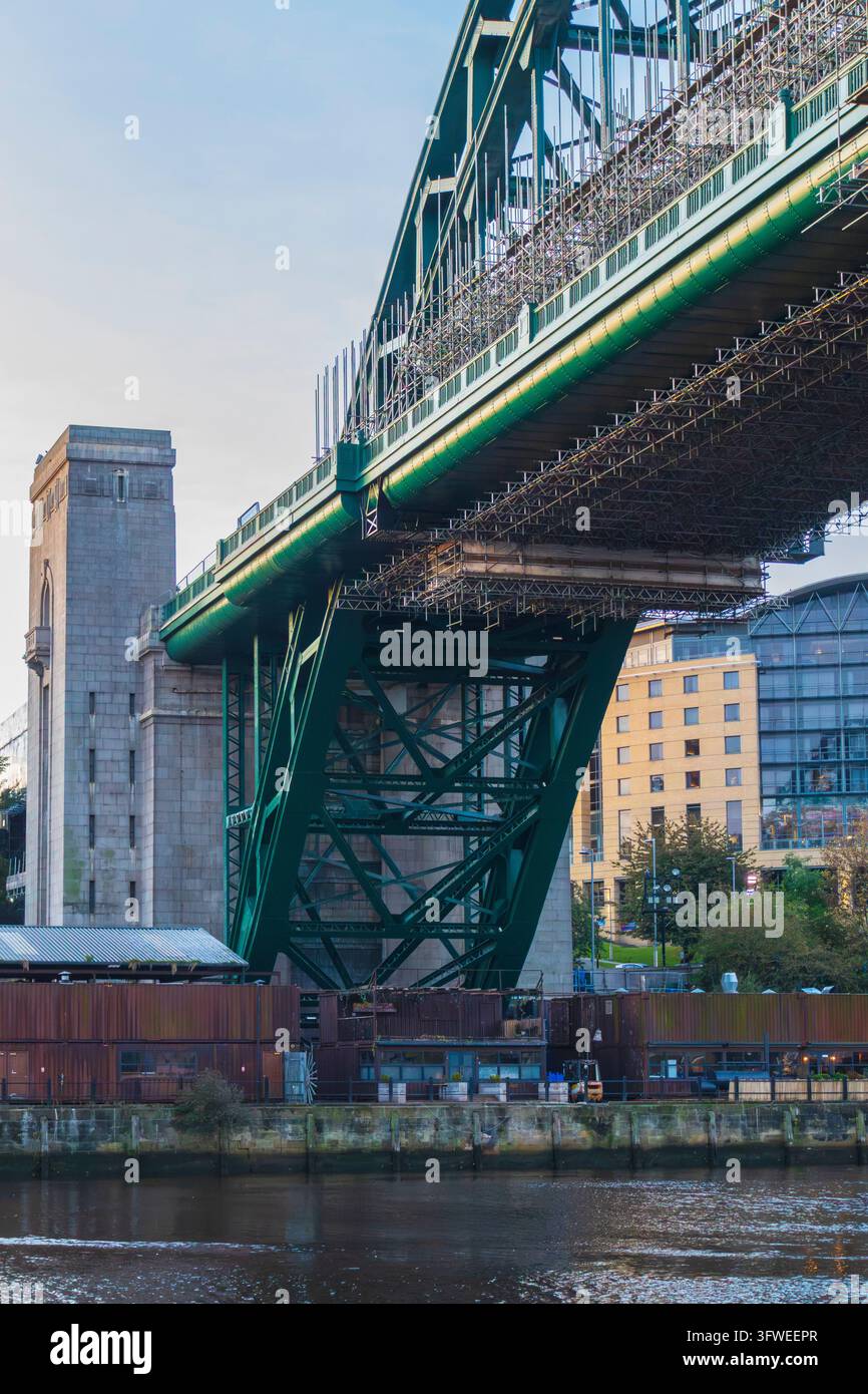 Lavori di ristrutturazione del Tyne Bridge con ponteggi e altre misure protettive sul lato di Gateshead Foto Stock