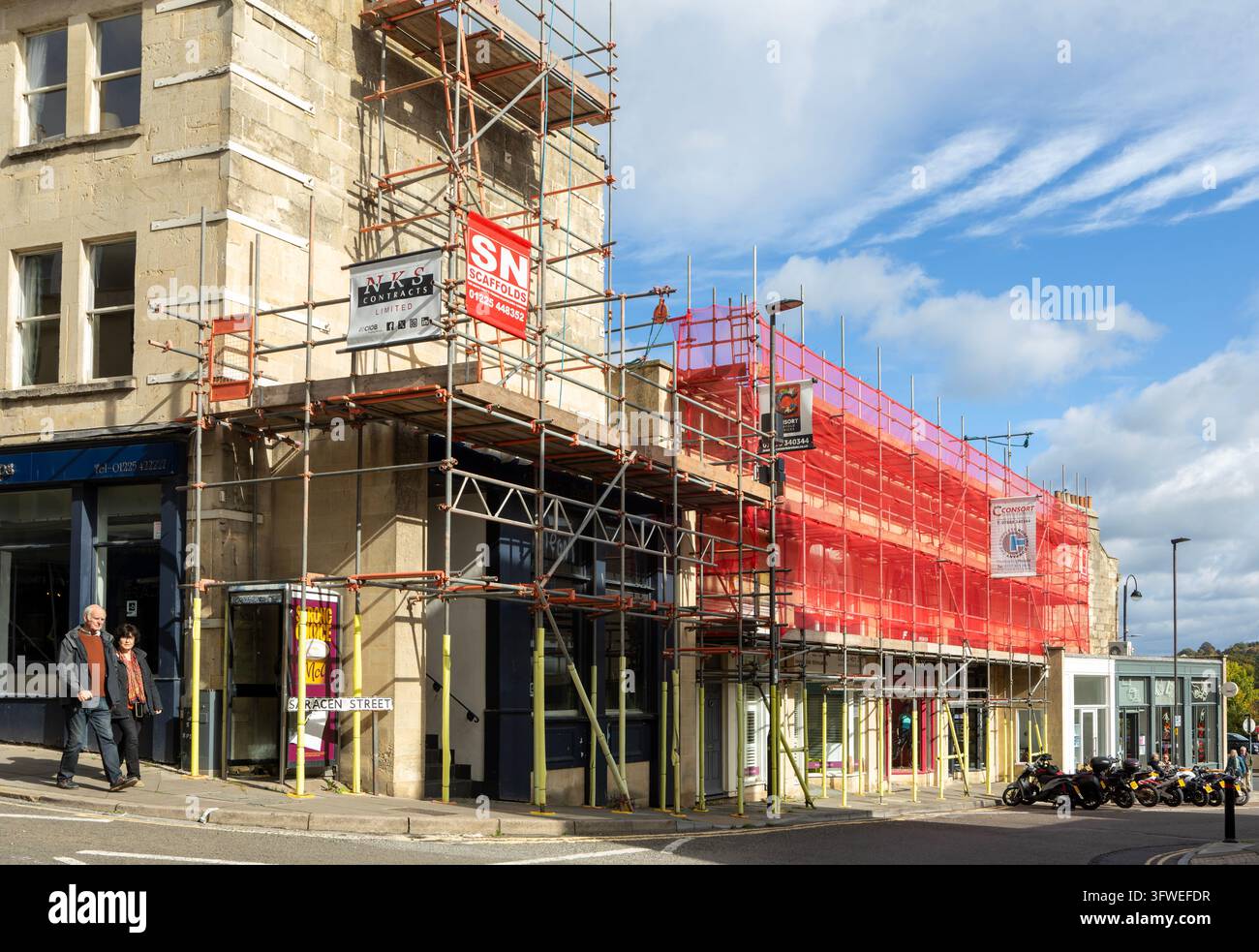 Gabbie di sicurezza su larga scala sugli edifici di Saracen Street fuori Broad Street, Bath, Somerset, Inghilterra, Regno Unito Foto Stock
