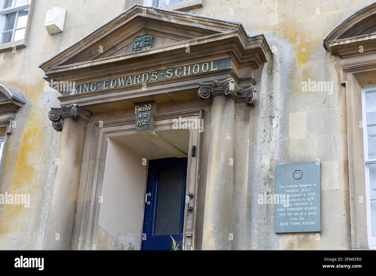 Portale storico dell'edificio della King Edward's School, Broad Street, Bath, Somerset, Inghilterra, Regno Unito architetto Thomas Jelly 1754 Foto Stock