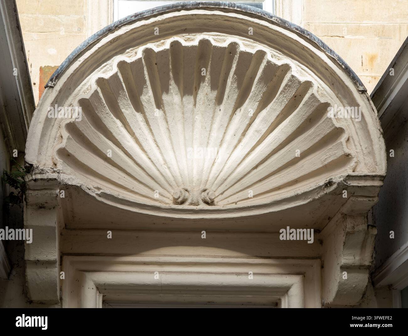 Dettaglio architettonico georgiano antico, timpano a forma di conchiglia, baldacchino a conchiglia, frontone increspato, 3 Green Street, Bath, Somerset, Inghilterra, Regno Unito ca. 1716 Foto Stock