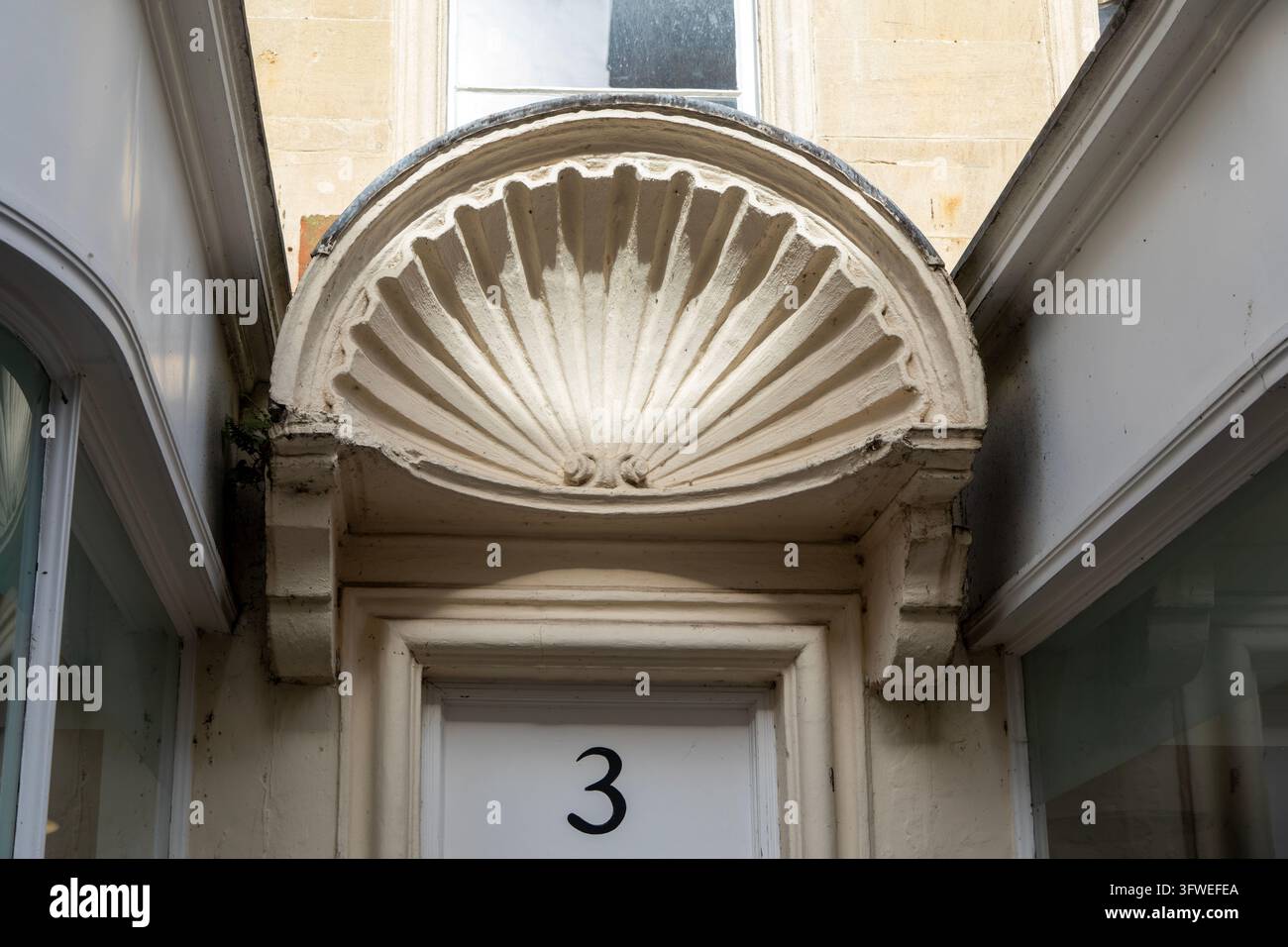 Dettaglio architettonico georgiano antico, timpano a forma di conchiglia, baldacchino a conchiglia, frontone increspato, 3 Green Street, Bath, Somerset, Inghilterra, Regno Unito ca. 1716 Foto Stock
