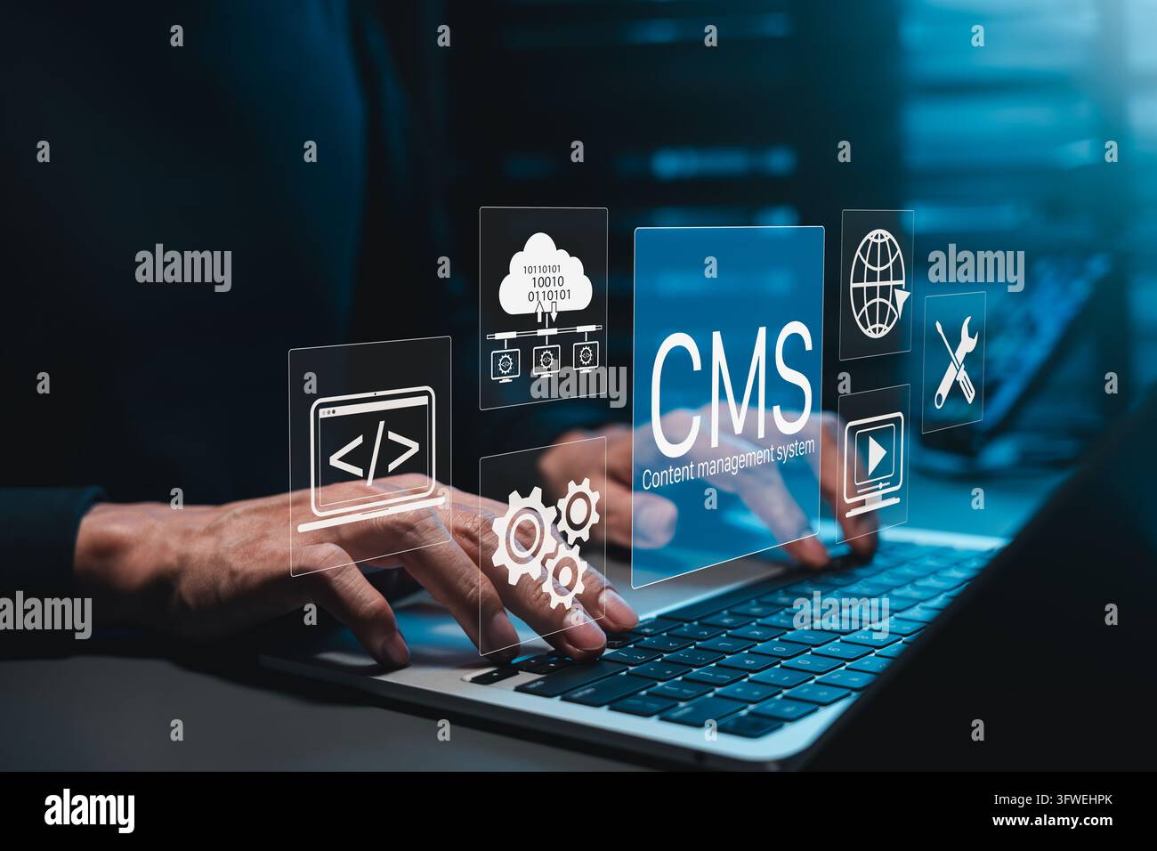 Sistema di gestione del contenuto CMS e concetto di sviluppo web. Programmatore che utilizza un laptop per costruire un sito web con icone di codifica, database di server cloud, tecnologia Foto Stock