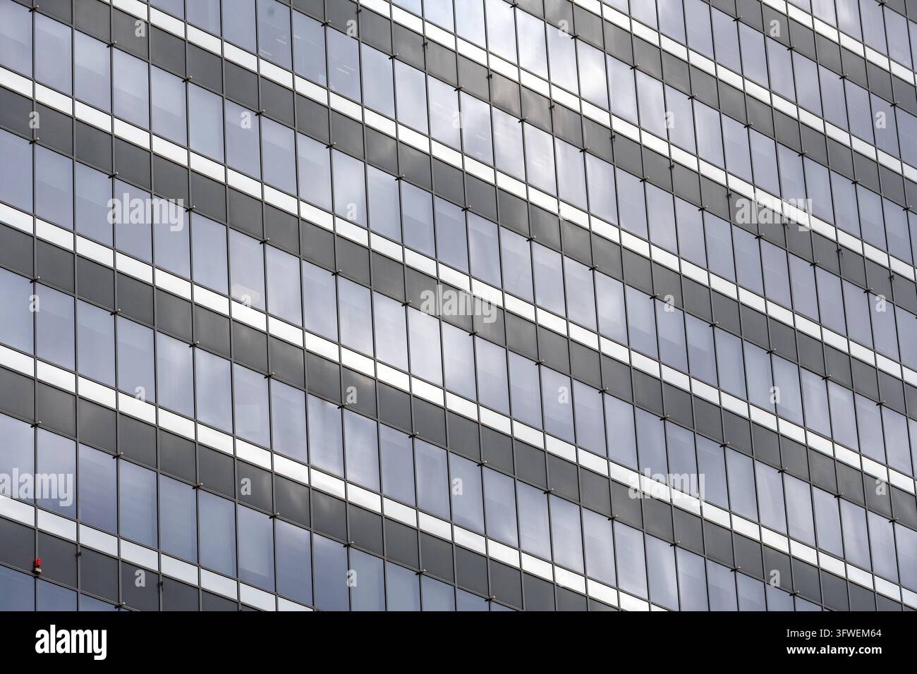 Vista della facciata in vetro del Pipera Business Tower con pannelli orizzontali ripetuti e telai in acciaio a Bucuresti, Bucuresti, Romania. Foto Stock