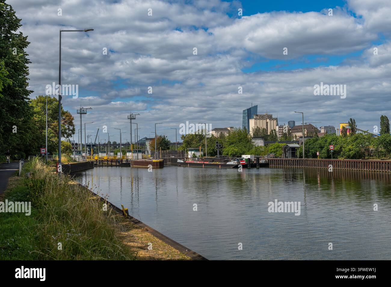 L'argine e la chiuse del fiume Main a Offenbach, Assia, Germania Foto Stock