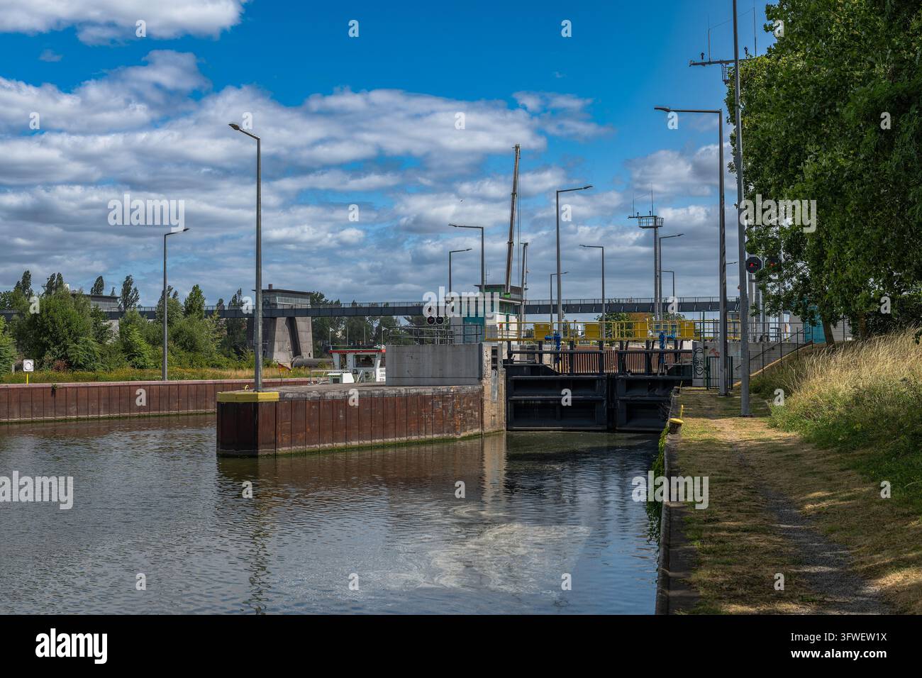 L'argine e la chiuse del fiume Main a Offenbach, Assia, Germania Foto Stock