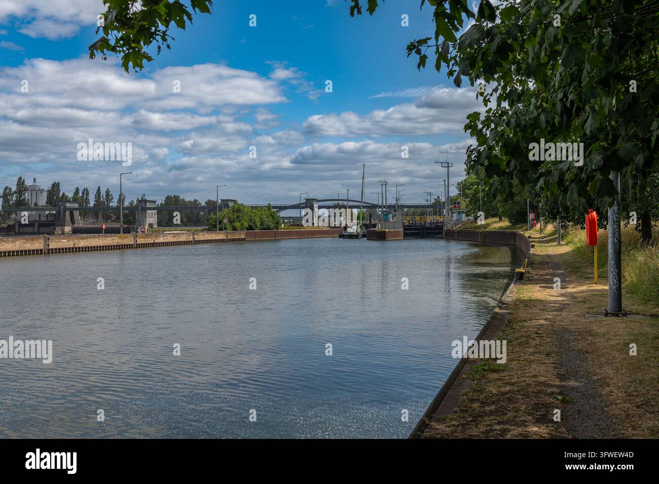 L'argine e la chiuse del fiume Main a Offenbach, Assia, Germania Foto Stock