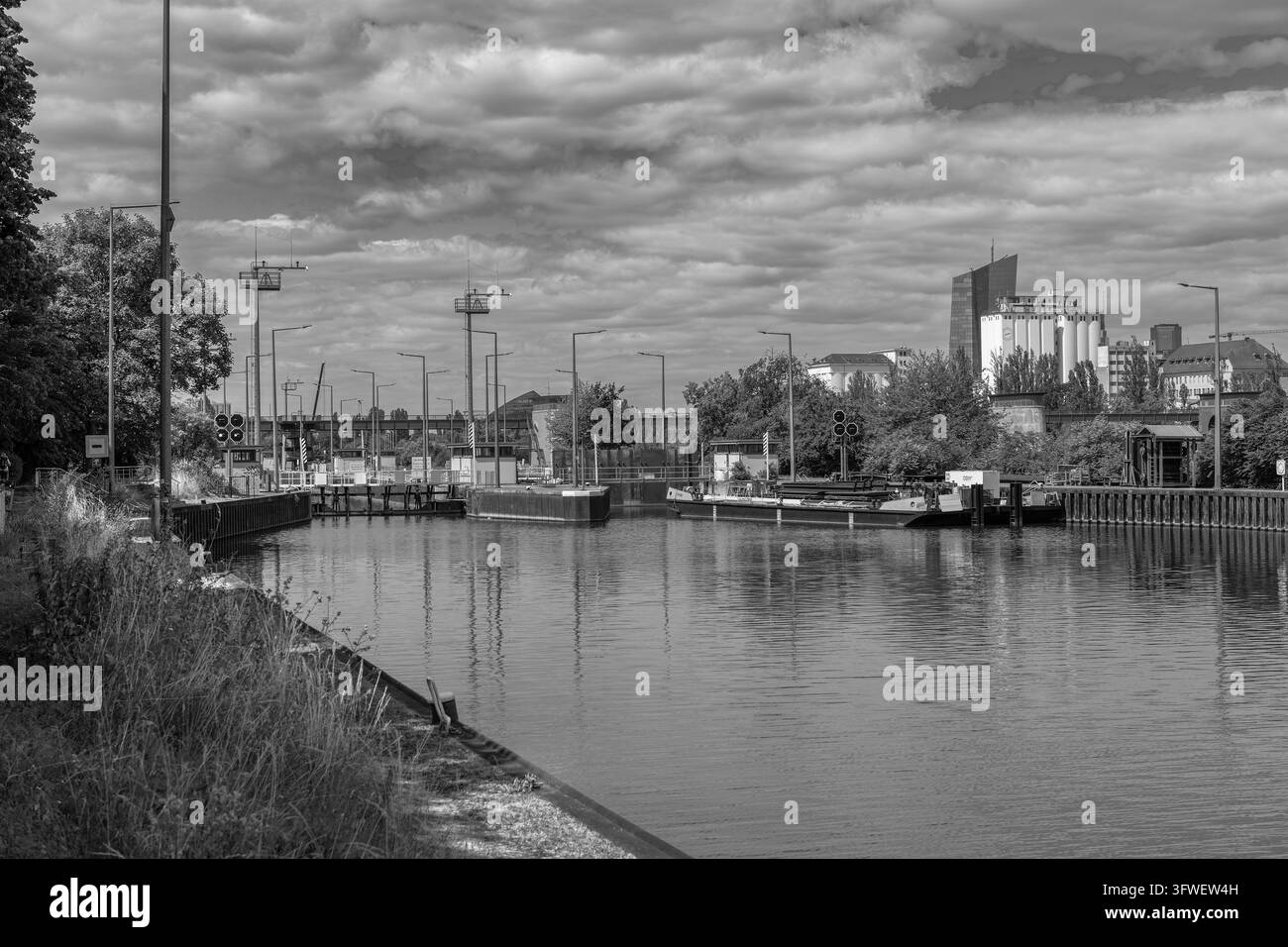 L'argine e la chiuse del fiume Main a Offenbach, Assia, Germania Foto Stock