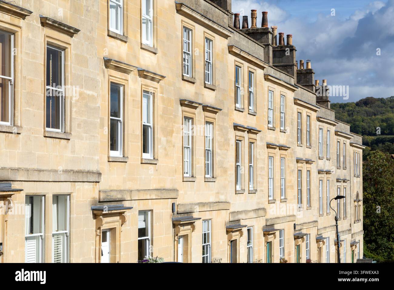 Terrazza con facciata georgiana classica di case, Chatham Row, Walcot, Bath, Somerset, Inghilterra, Regno Unito, costruita a metà del XVIII secolo Foto Stock