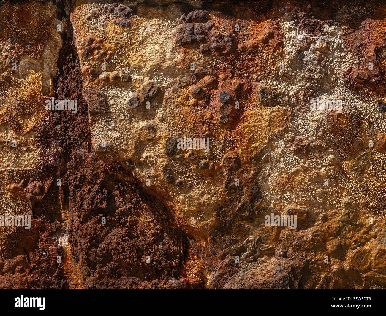 Sfondo di texture astratta di ferro ossidato con ruggine arancione vibrante e decadimento Foto Stock
