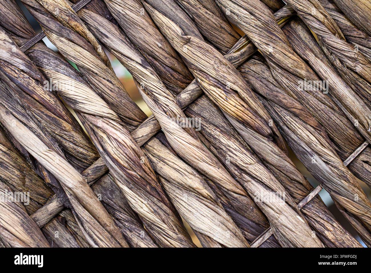 Prima vista di una trama di cestino in fibra naturale strettamente intrecciata. Foto Stock