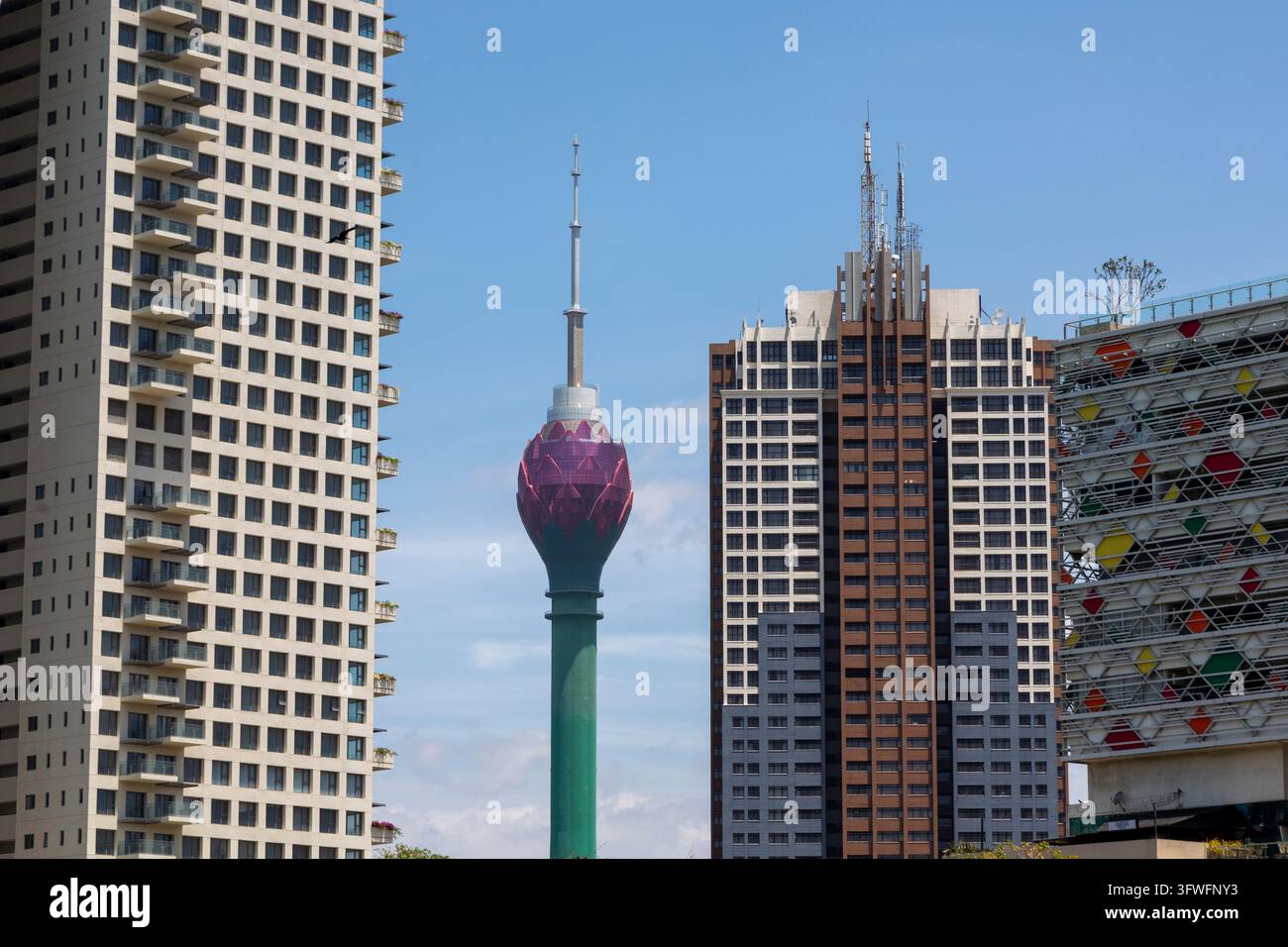 Colombo Lotus Tower tra grattacieli moderni, Provincia Occidentale, Colombo, Sri Lanka Foto Stock